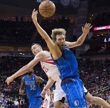 男子健身房举哑铃，哑铃片松动直接砸到脸上